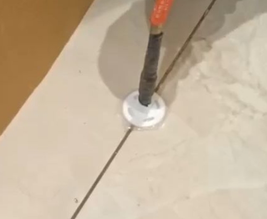 潍坊瓷砖空鼓维修公司专业解答瓷砖在铺贴过程中，如果没有涂抹均匀到位的粘结材料（如水泥砂浆或瓷砖胶），可能会导致以下问题