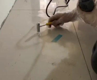 潍坊瓷砖开裂维修公司专业分享瓷砖在铺贴前如果没有沥干水分，将会导致以下问题